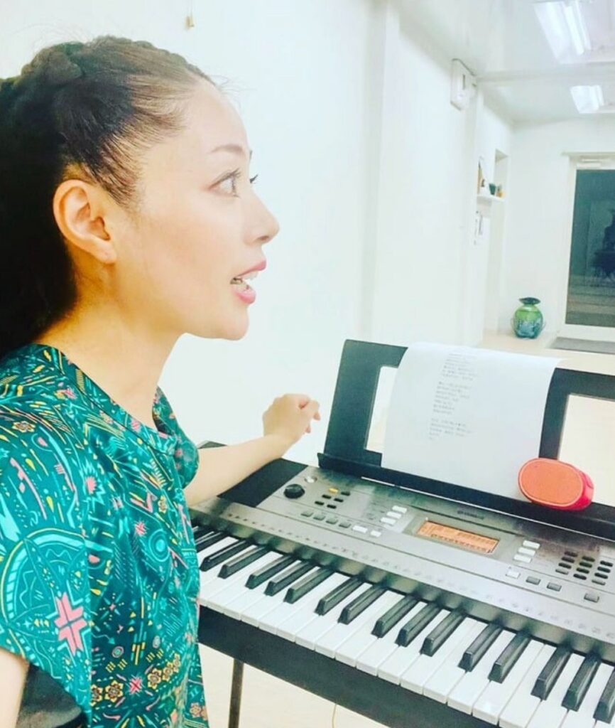 福岡県直方市でボイストレーニングの個人レッスン。「愛の讃歌」を使い、声の立ち上がりや高音の出しにくさを改善。直方市近郊でボイトレを探す方に寄り添う丁寧な発声指導です。